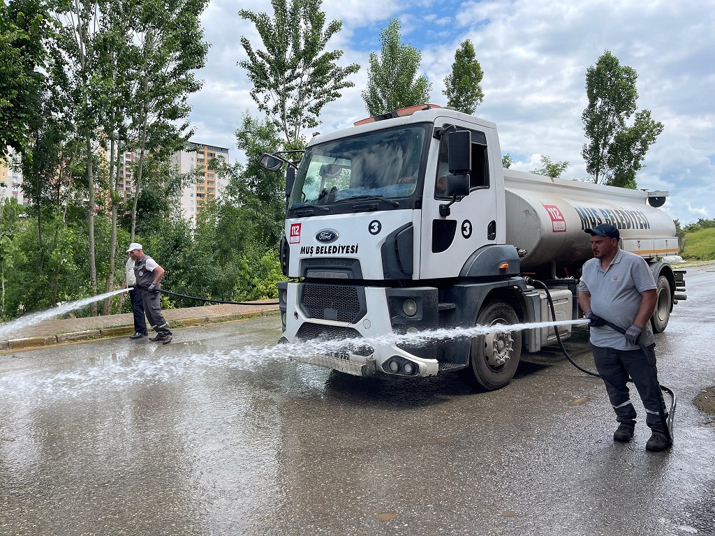 MUŞ BELEDİYESİNDEN BAYRAM TEMİZLİĞİ