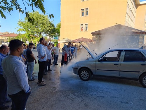 MUŞ BELEDİYESİ GÜVENLİK PERSONELİ ARAÇ YANGININA MÜDAHALE ETTİ