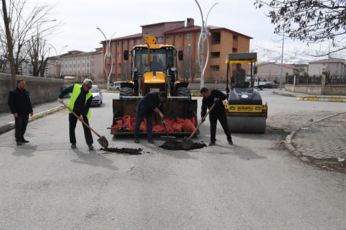 SOĞUK ASFALT İLE YAMA ÇALIŞMALARI BAŞLADI.